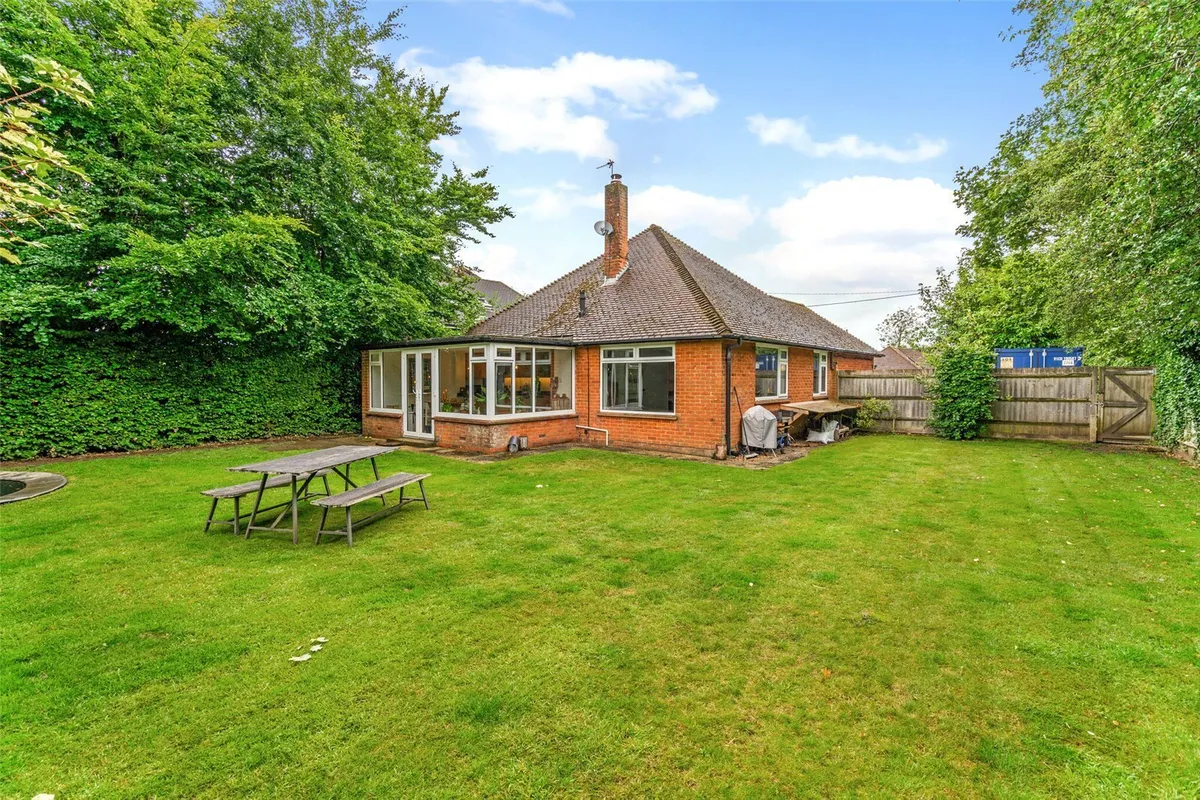 Highlands Road, Basingstoke, RG22