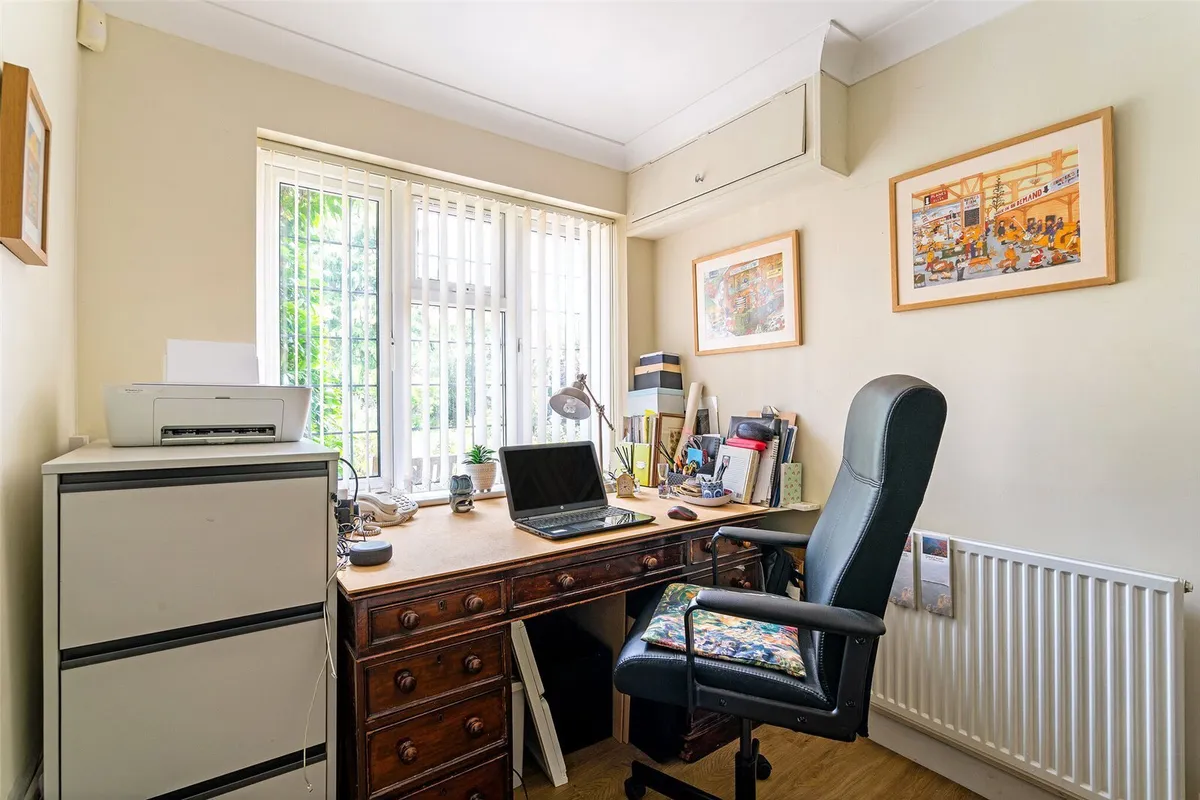 Burnt Oak, Little London, RG26