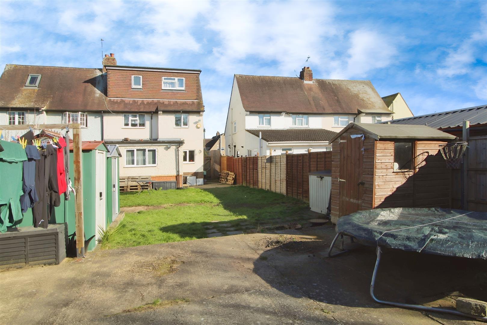 St. Georges Crescent, Slough Image 11