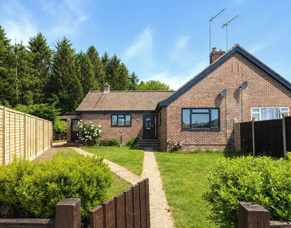 Plaistow Road Godalming GU8