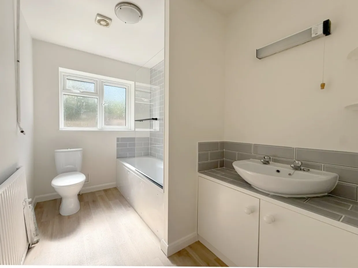 Plaistow Road Godalming GU8 photo 7