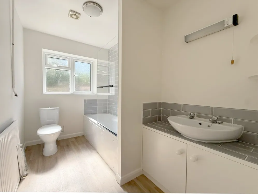Plaistow Road Godalming GU8 photo 7