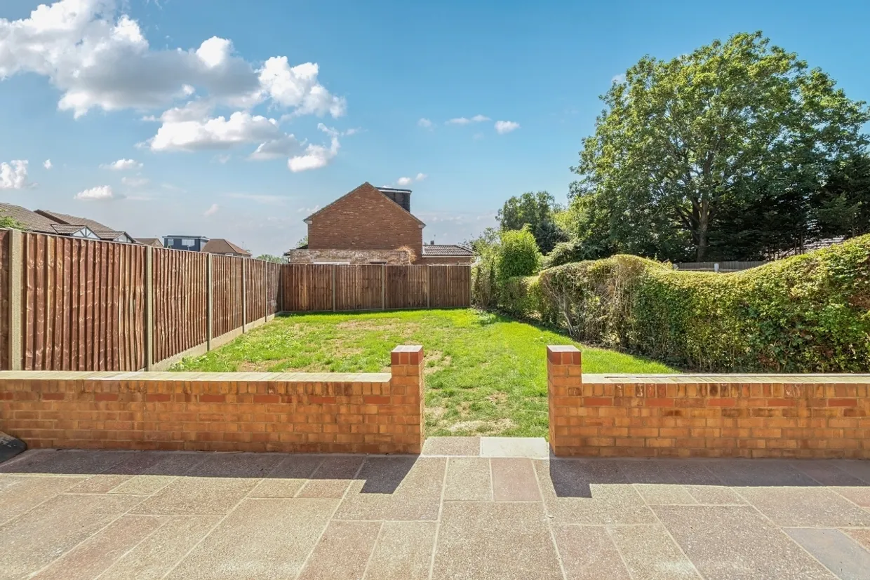Morris Way London Colney AL2 photo 11