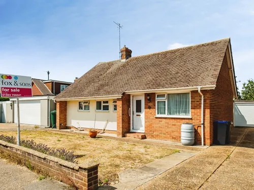 Russells Drive, LANCINGphoto