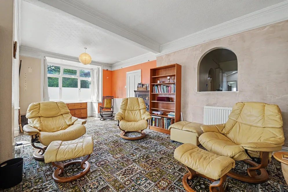 Property carousel item 6