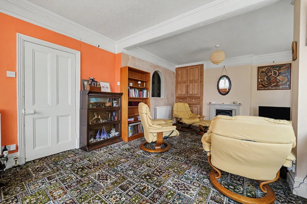 Property carousel item 8