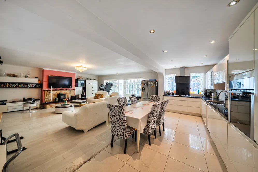Elgin Drive, Northwood, HA6 photo 3