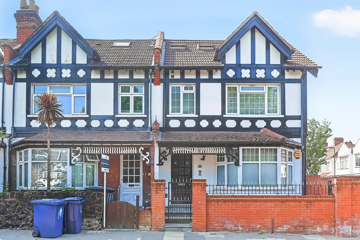 Highlands Avenue, London