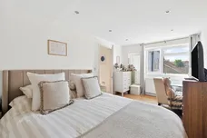 Highlands Avenue, London