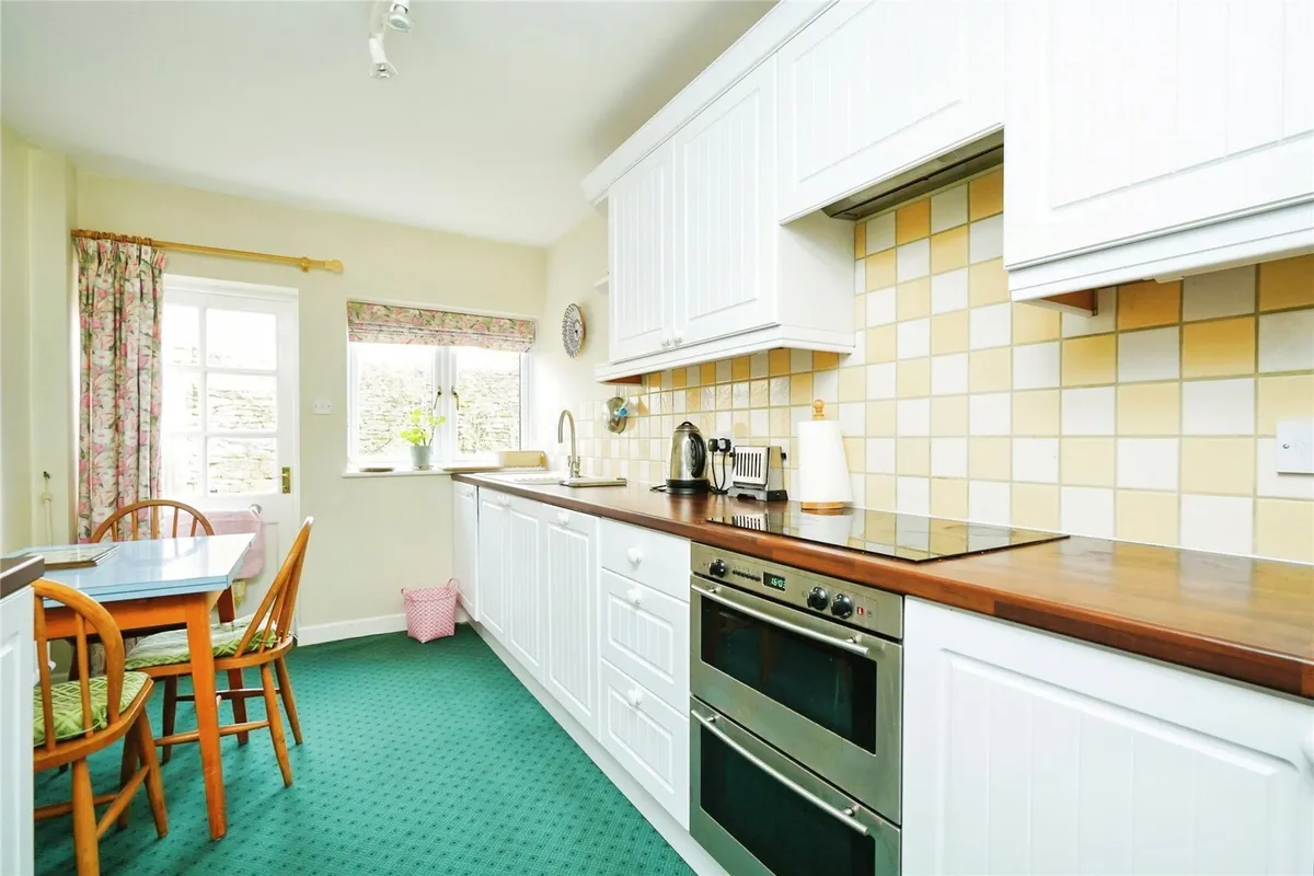 Sylvester Close, Burford, Oxfordshire, OX18