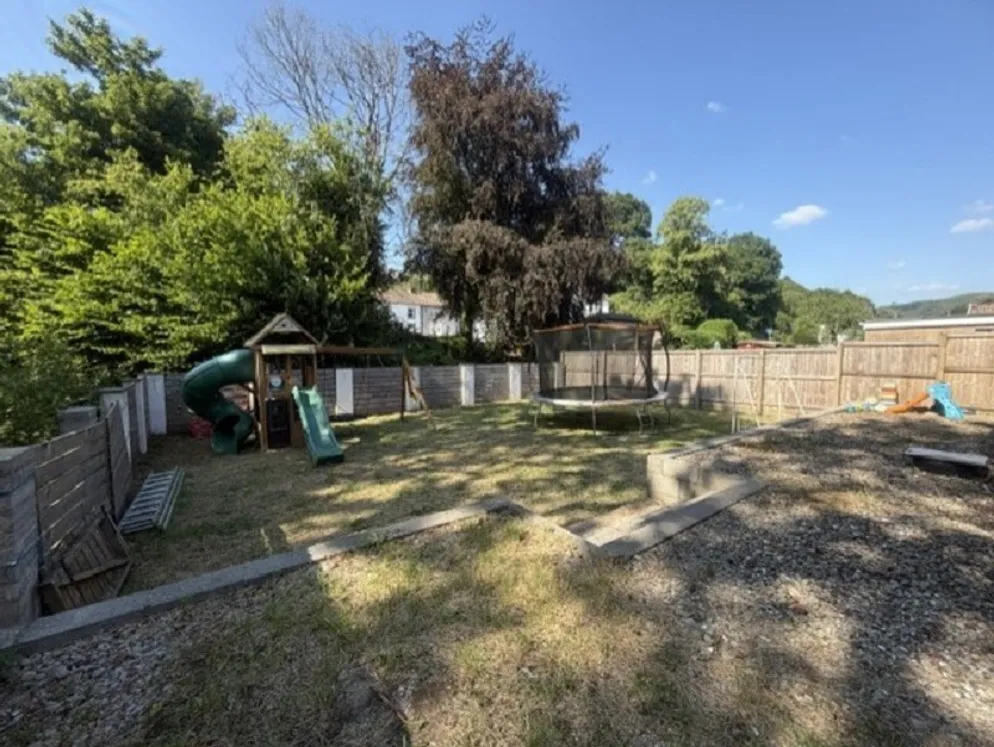 Property carousel item 18