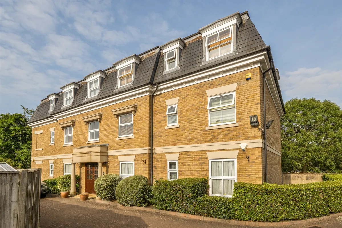 Frobisher Mews, Enfield