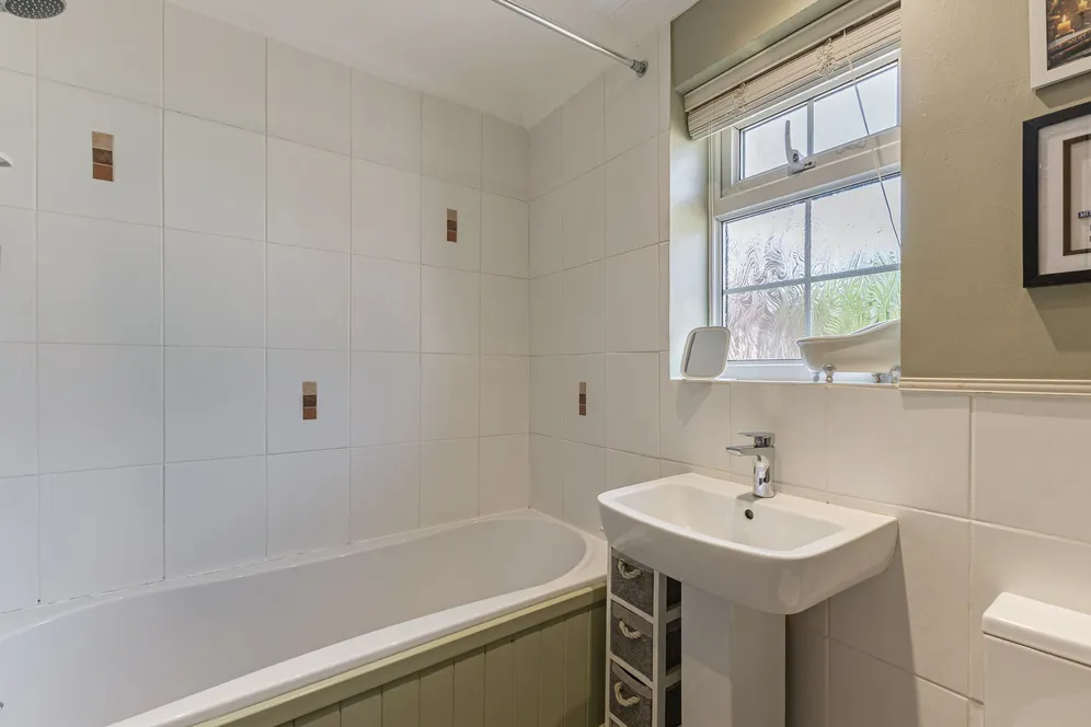 Tanhouse Lane, Alton, GU34 photo 7