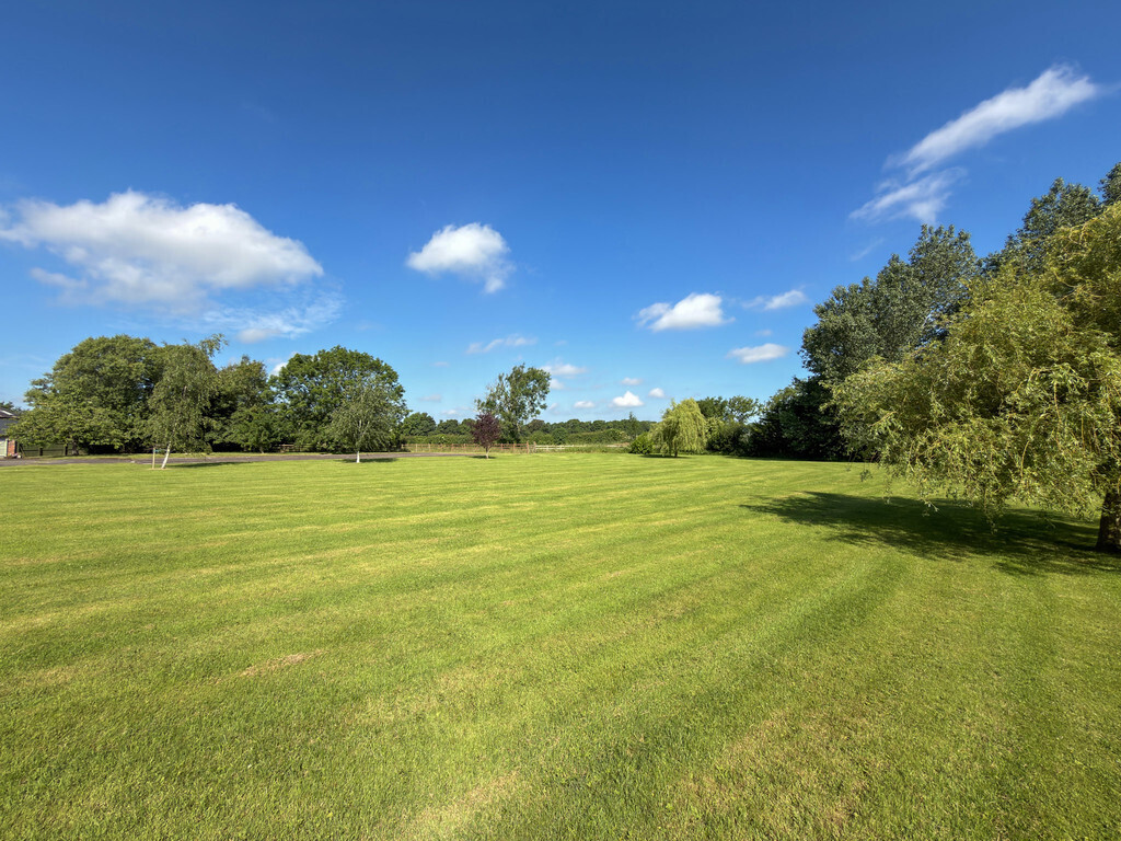 The Willows, East Woodside Image 24