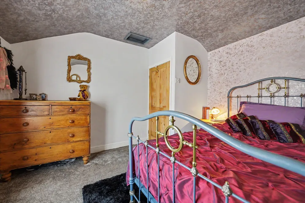 Property carousel item 18