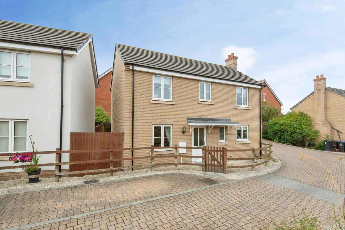 Binyon Way, Royston