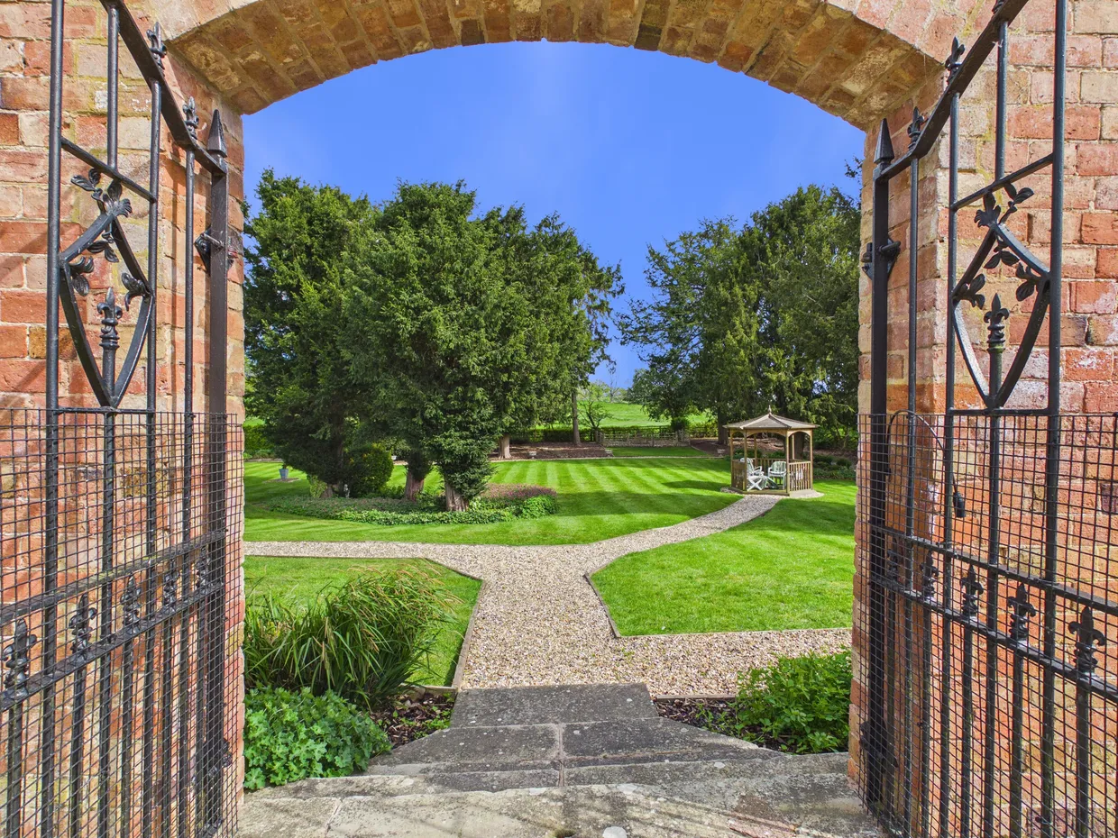Clopton House Gardens, Stratford-Upon-Avon, CV37 photo 12