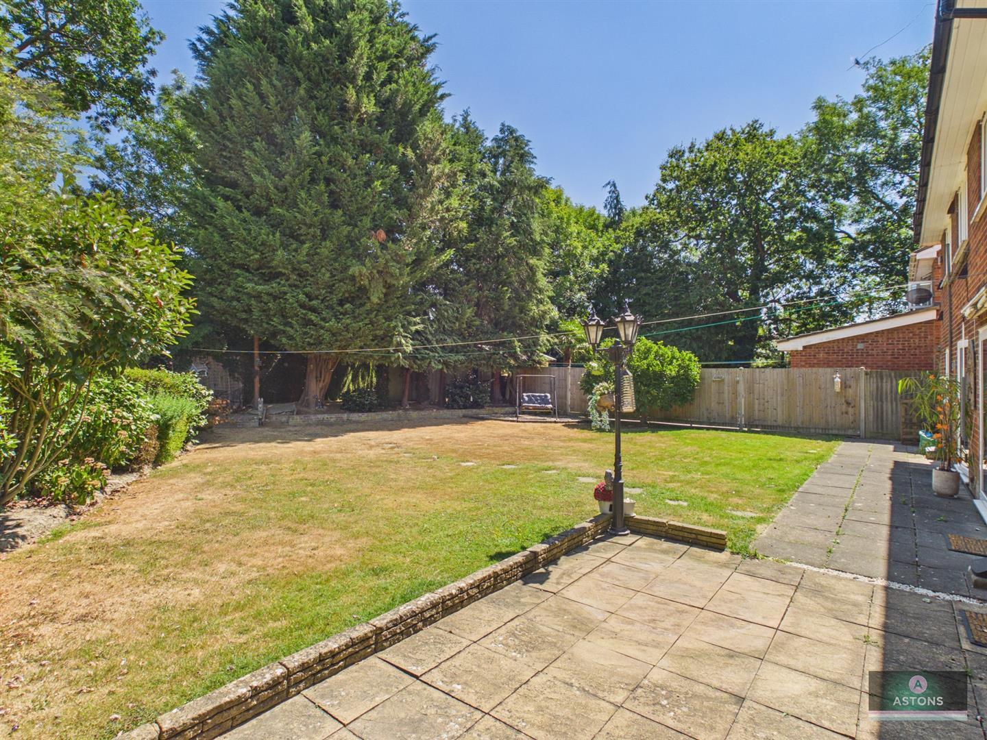 Harewood Close, Crawley Image 17