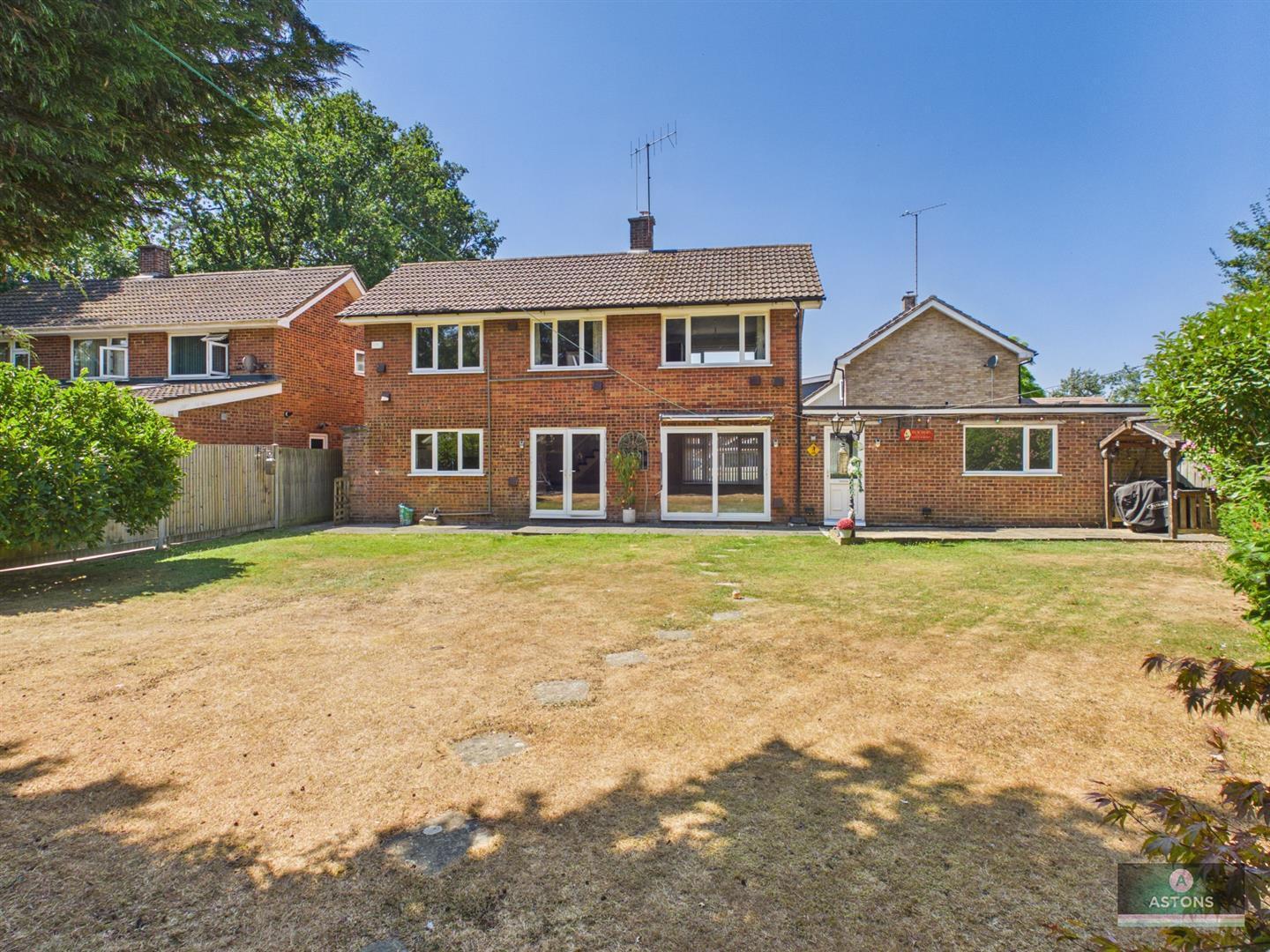 Harewood Close, Crawley Image 18