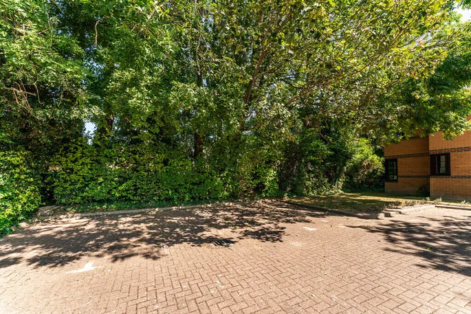 Property carousel image 12