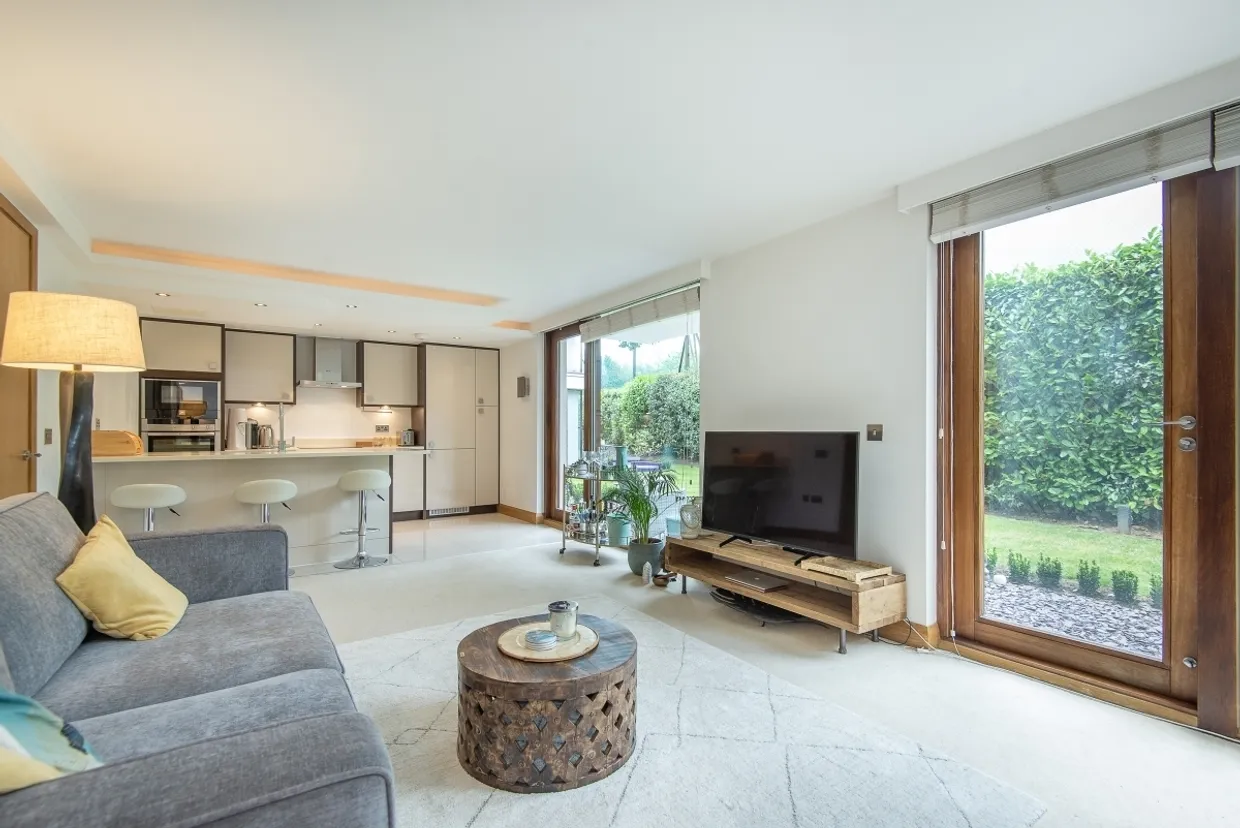 Rivermead Close, Teddington, TW11 photo 6