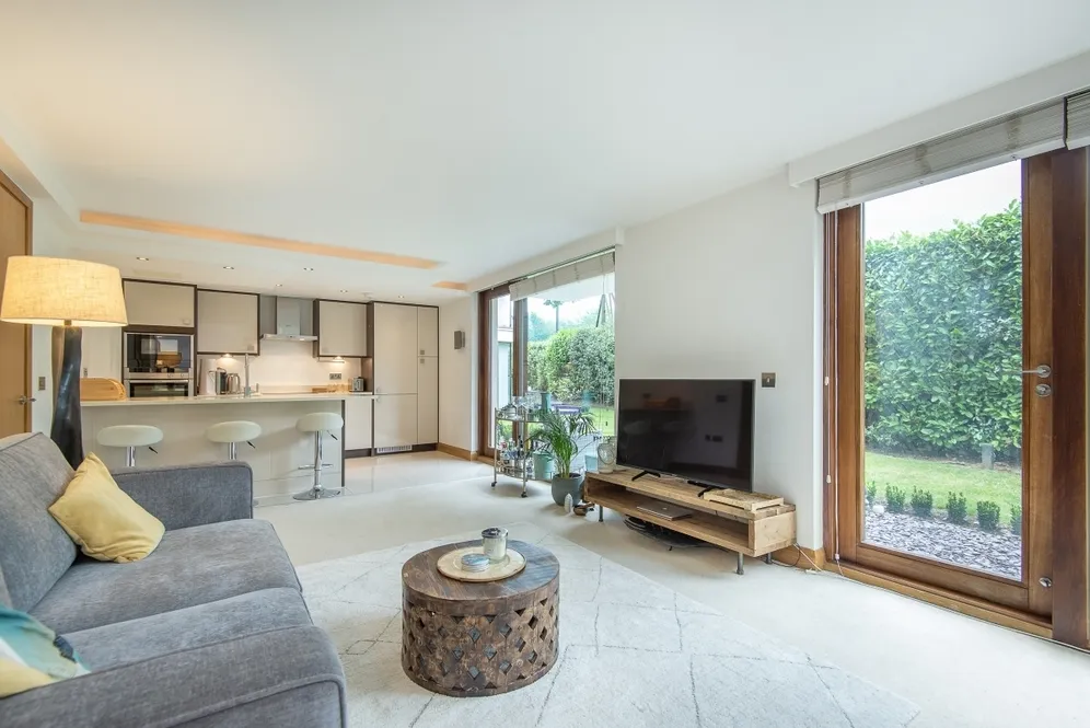 Rivermead Close, Teddington, TW11 photo 6