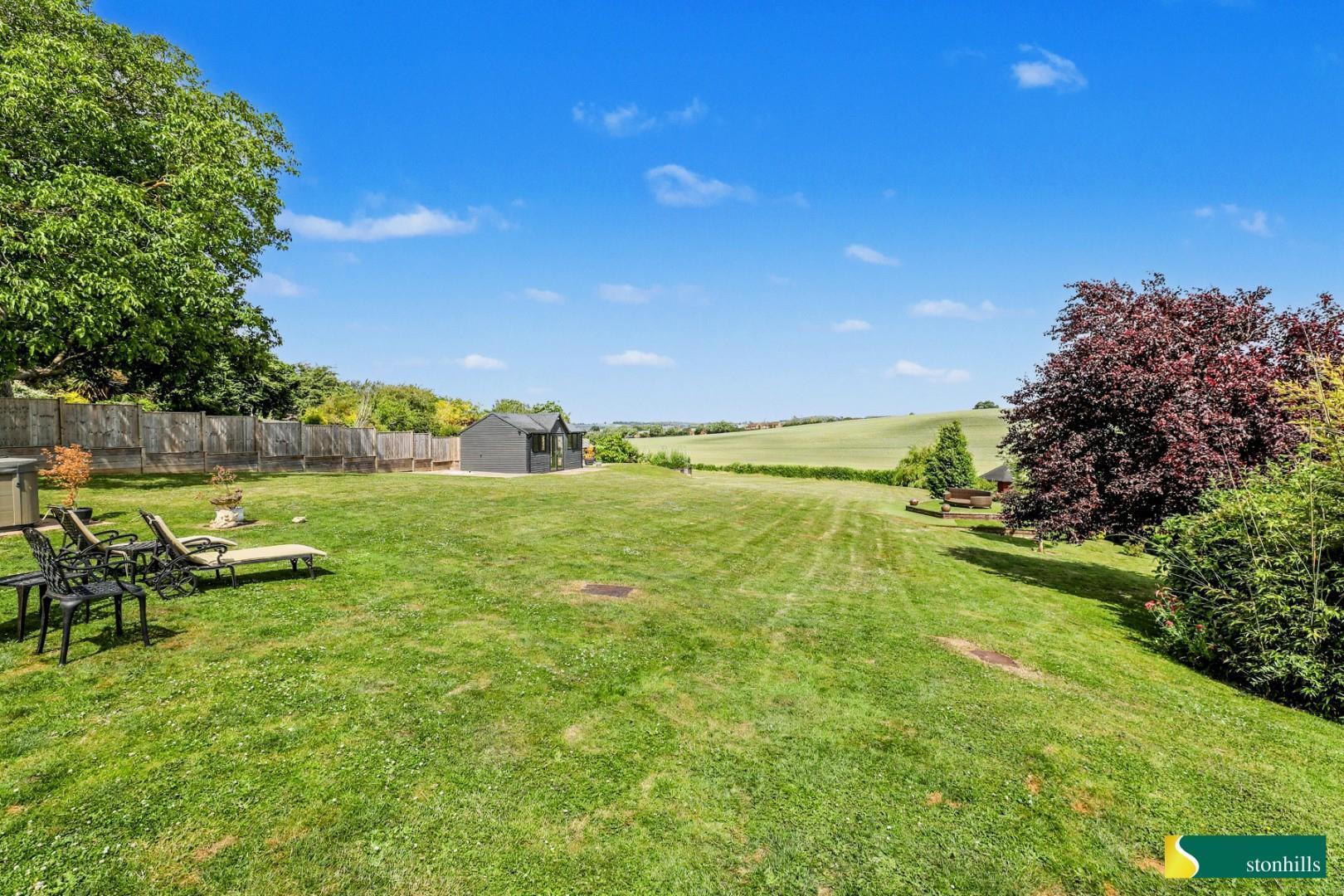 Hillside Road, Flore Image 5