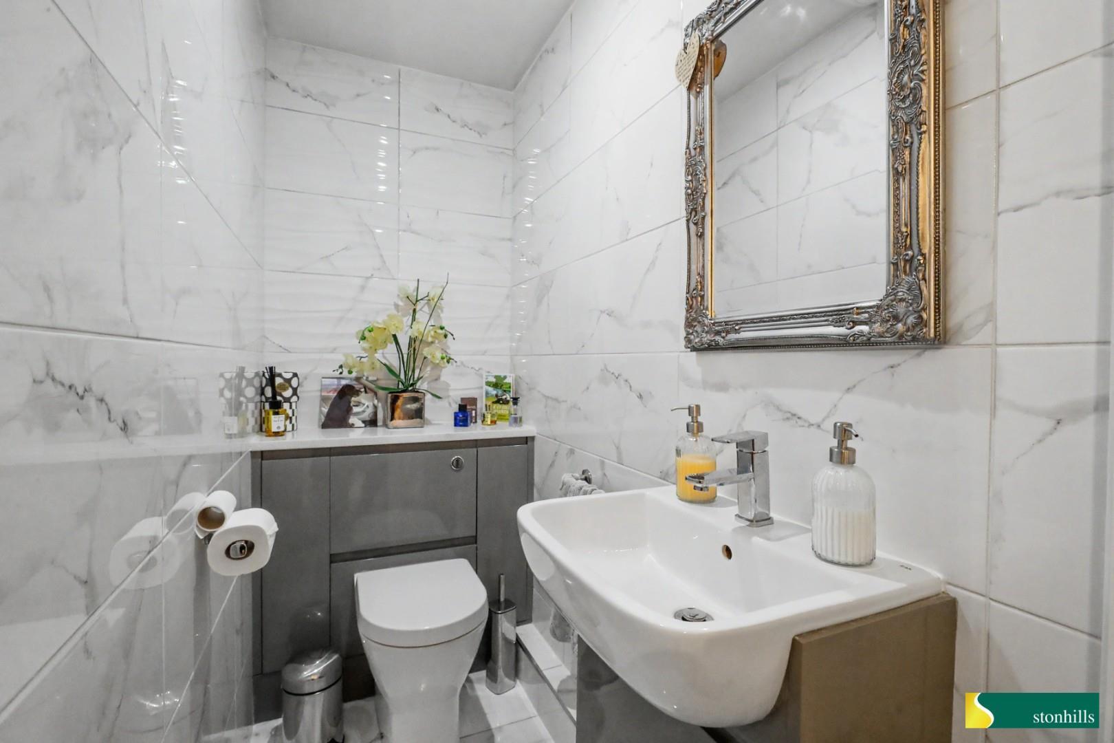 Hillside Road, Flore Image 14