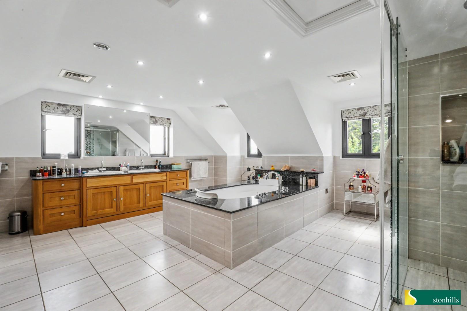 Hillside Road, Flore Image 24