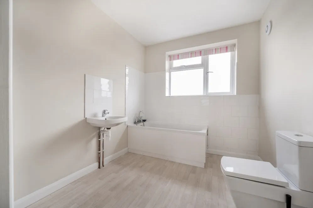 Stanhope Close Aylesbury HP22 photo 9