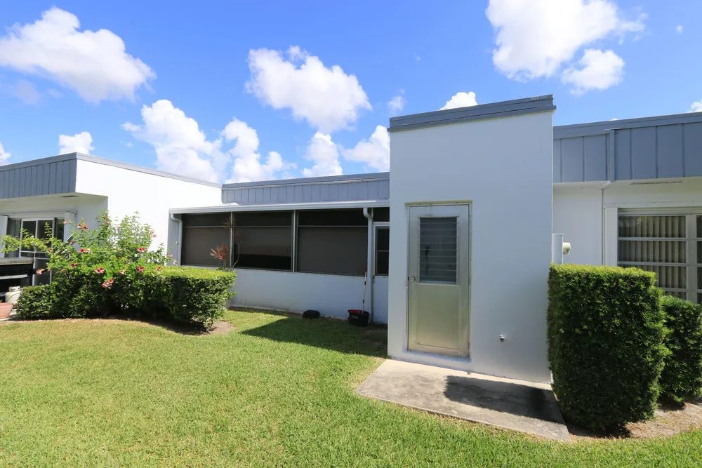 2886 Fernley Dr E, West Palm Beach, FL 33415