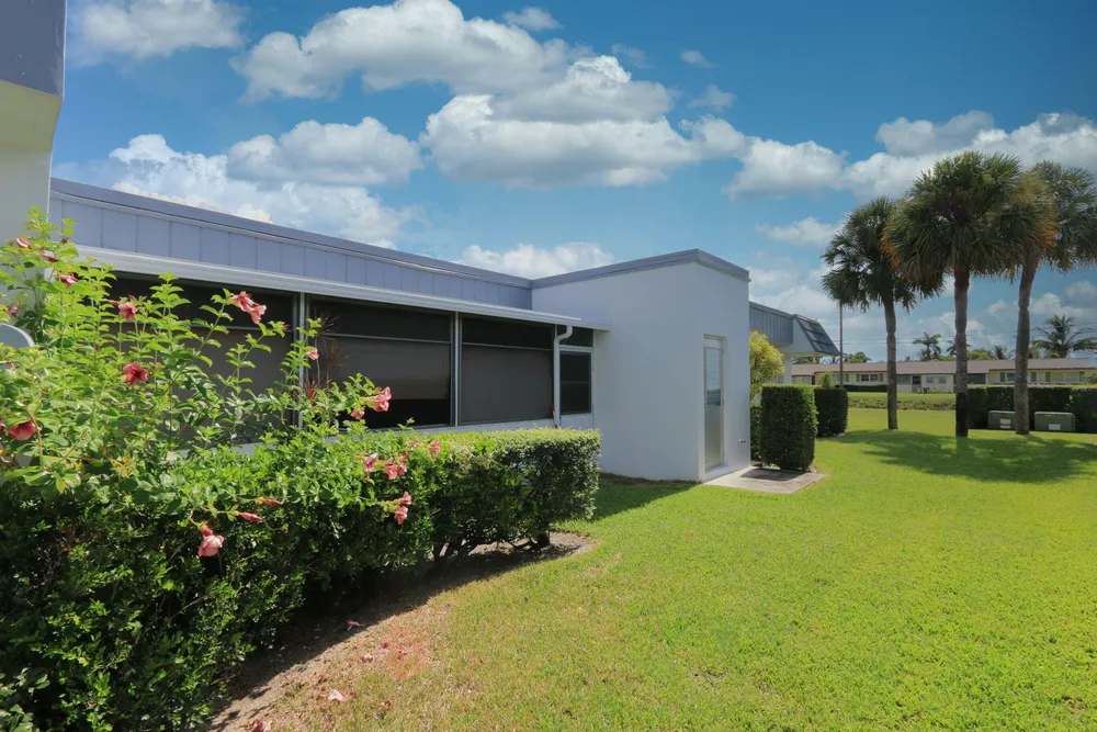 2886 Fernley Dr E, West Palm Beach, FL 33415
