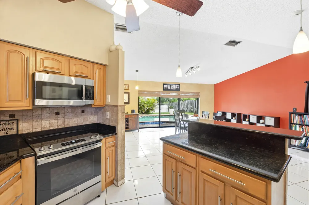 9437 NW 46th Ct, Sunrise, FL 33351