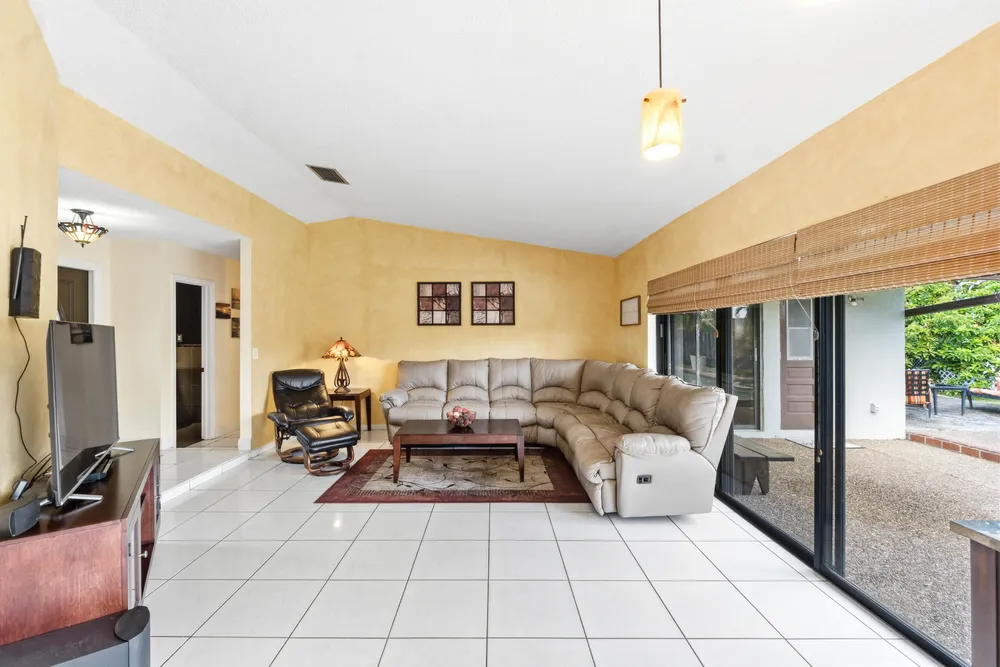 9437 NW 46th Ct, Sunrise, FL 33351