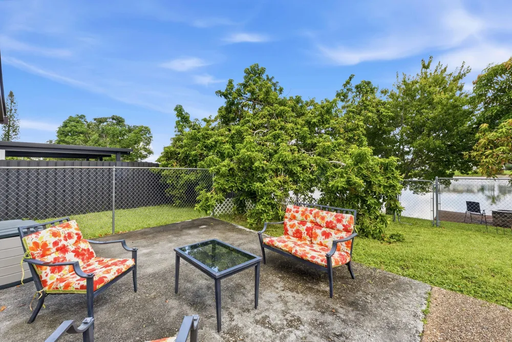 9437 NW 46th Ct, Sunrise, FL 33351