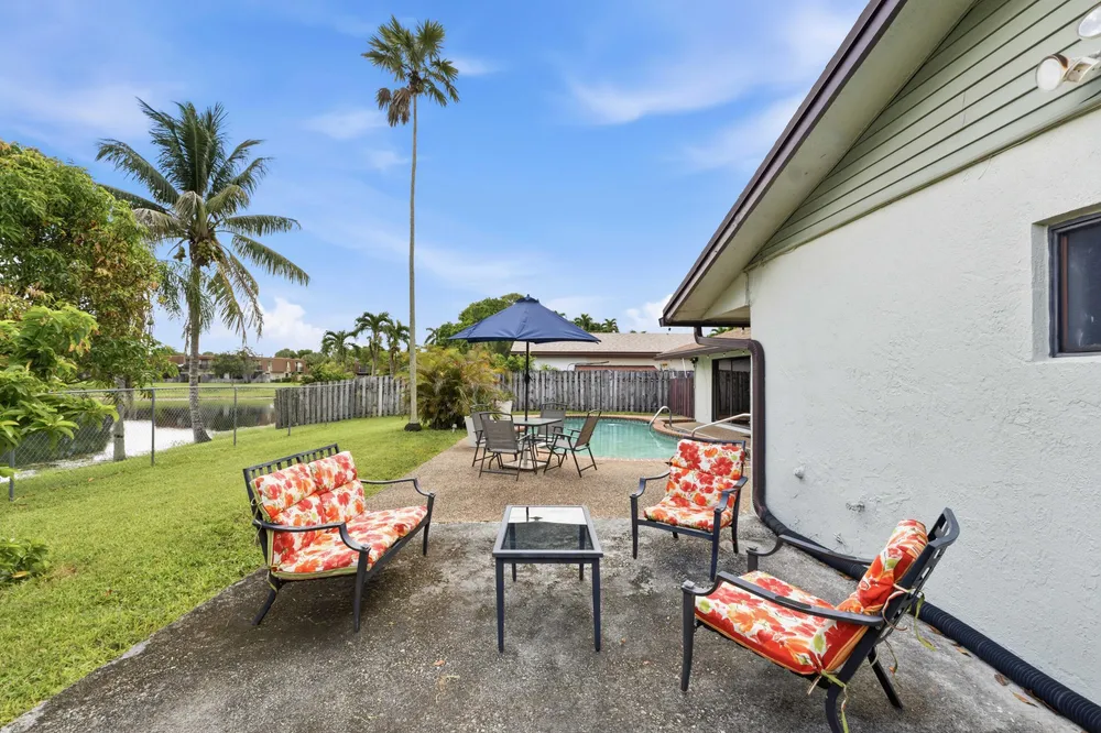 9437 NW 46th Ct, Sunrise, FL 33351