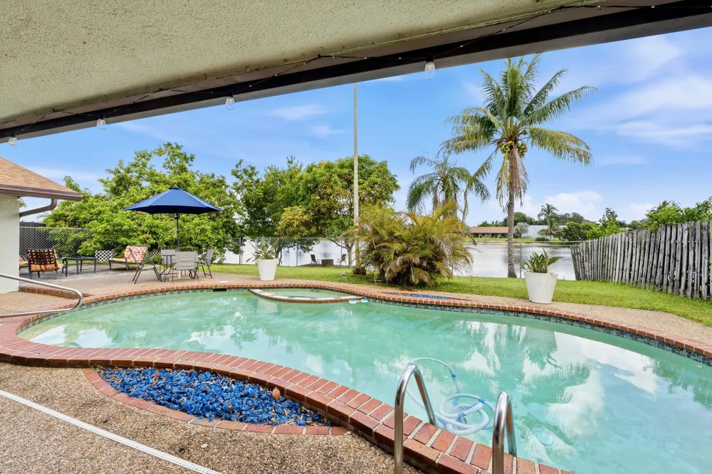 9437 NW 46th Ct, Sunrise, FL 33351