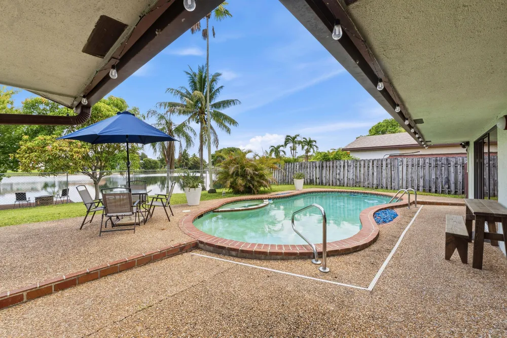 9437 NW 46th Ct, Sunrise, FL 33351
