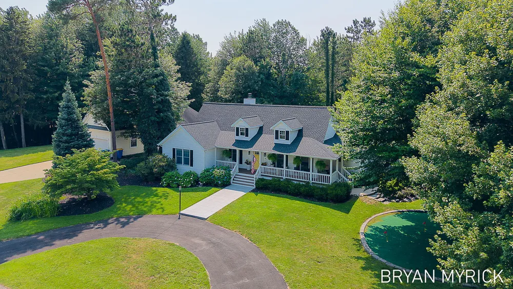 4612 Forest Ln, Holland, MI 49423