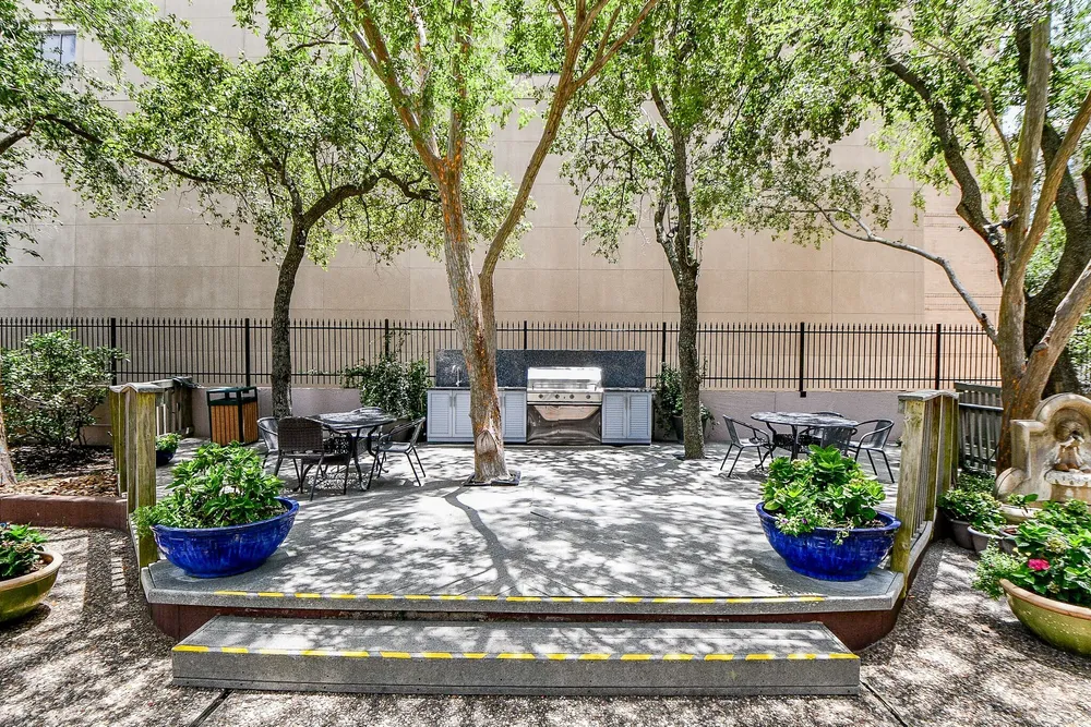 5150 Hidalgo St, Houston, TX 77056