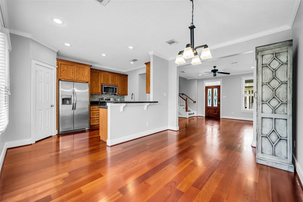 1029 W 15th 1/2 St, Houston, TX 77008