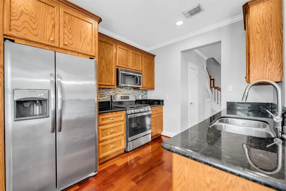 1029 W 15th 1/2 St, Houston, TX 77008