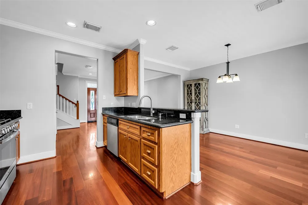 1029 W 15th 1/2 St, Houston, TX 77008