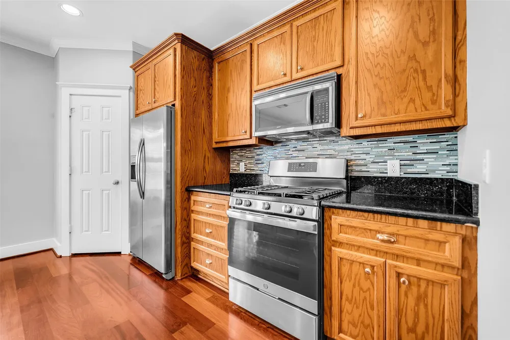 1029 W 15th 1/2 St, Houston, TX 77008
