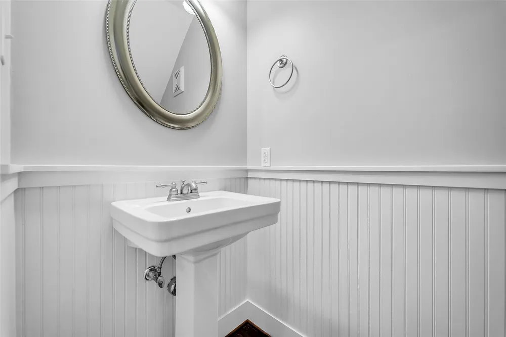 1029 W 15th 1/2 St, Houston, TX 77008