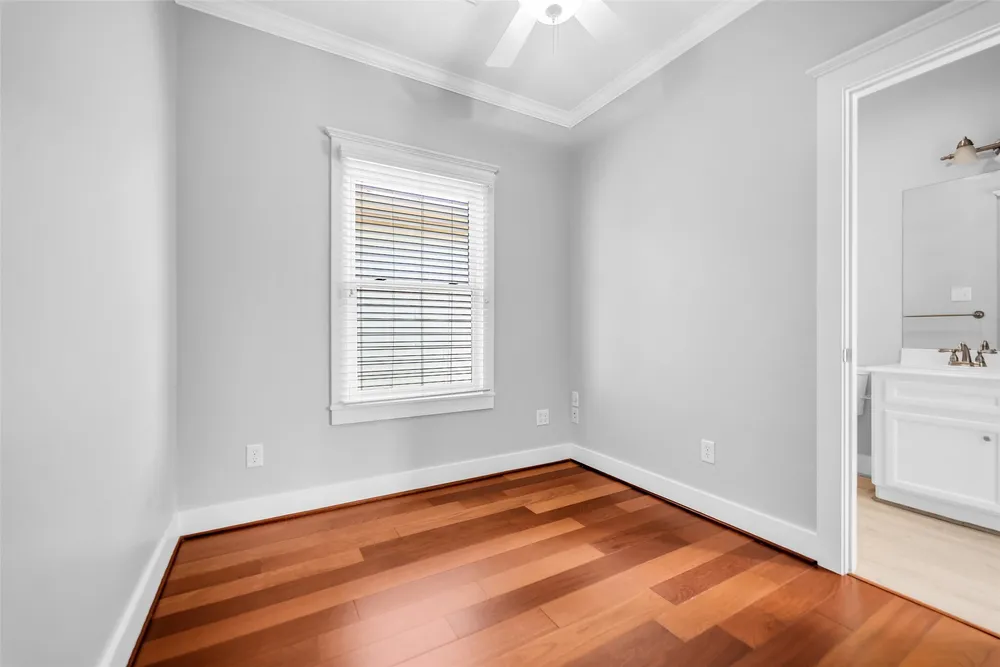 1029 W 15th 1/2 St, Houston, TX 77008