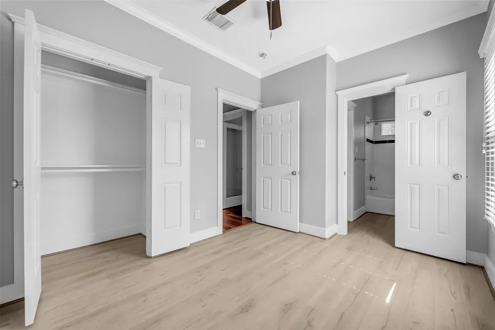 1029 W 15th 1/2 St, Houston, TX 77008