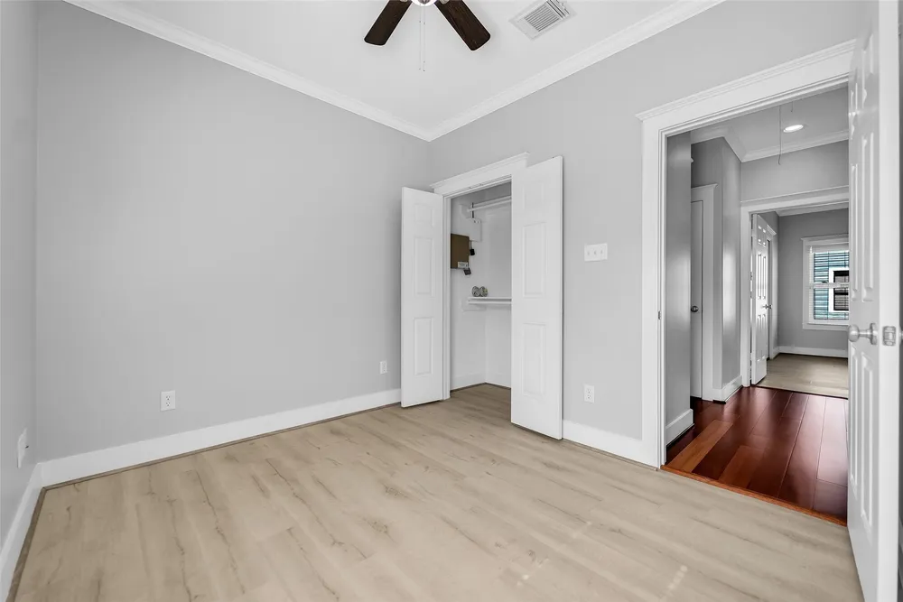 1029 W 15th 1/2 St, Houston, TX 77008