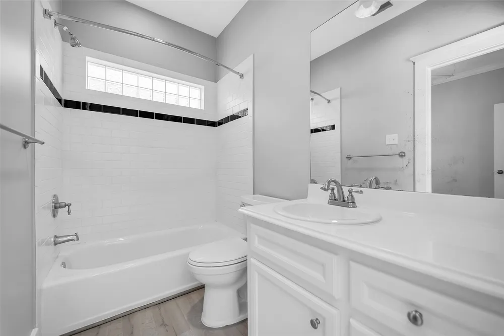 1029 W 15th 1/2 St, Houston, TX 77008