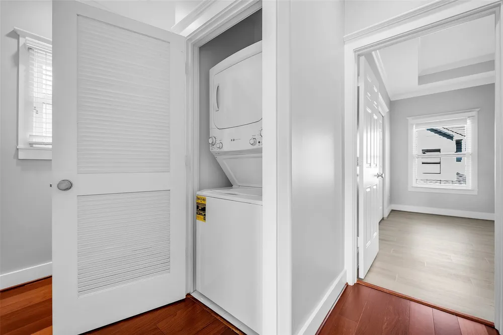 1029 W 15th 1/2 St, Houston, TX 77008